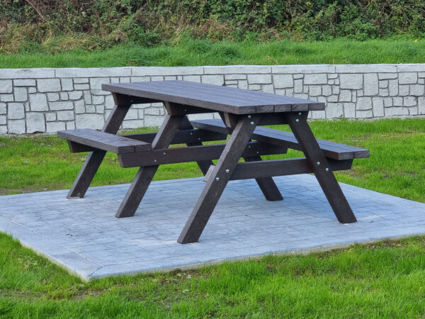 wheelchair acces picnic table 02